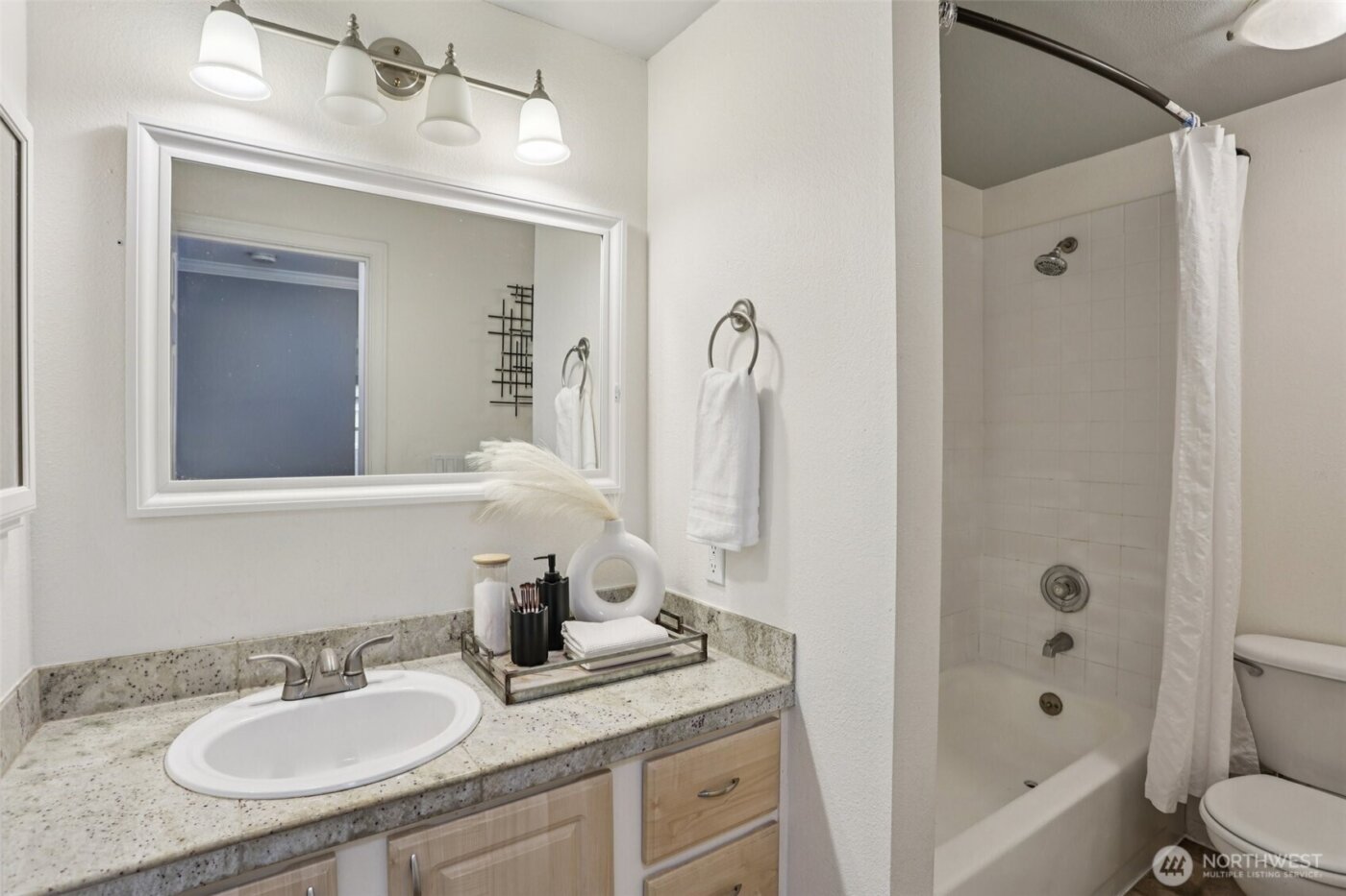 11103 NE 124th Lane #B205, Kirkland, WA 98034