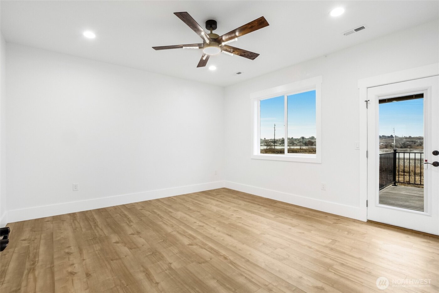 1515 W Lakeside Dr , Moses Lake, WA 98837