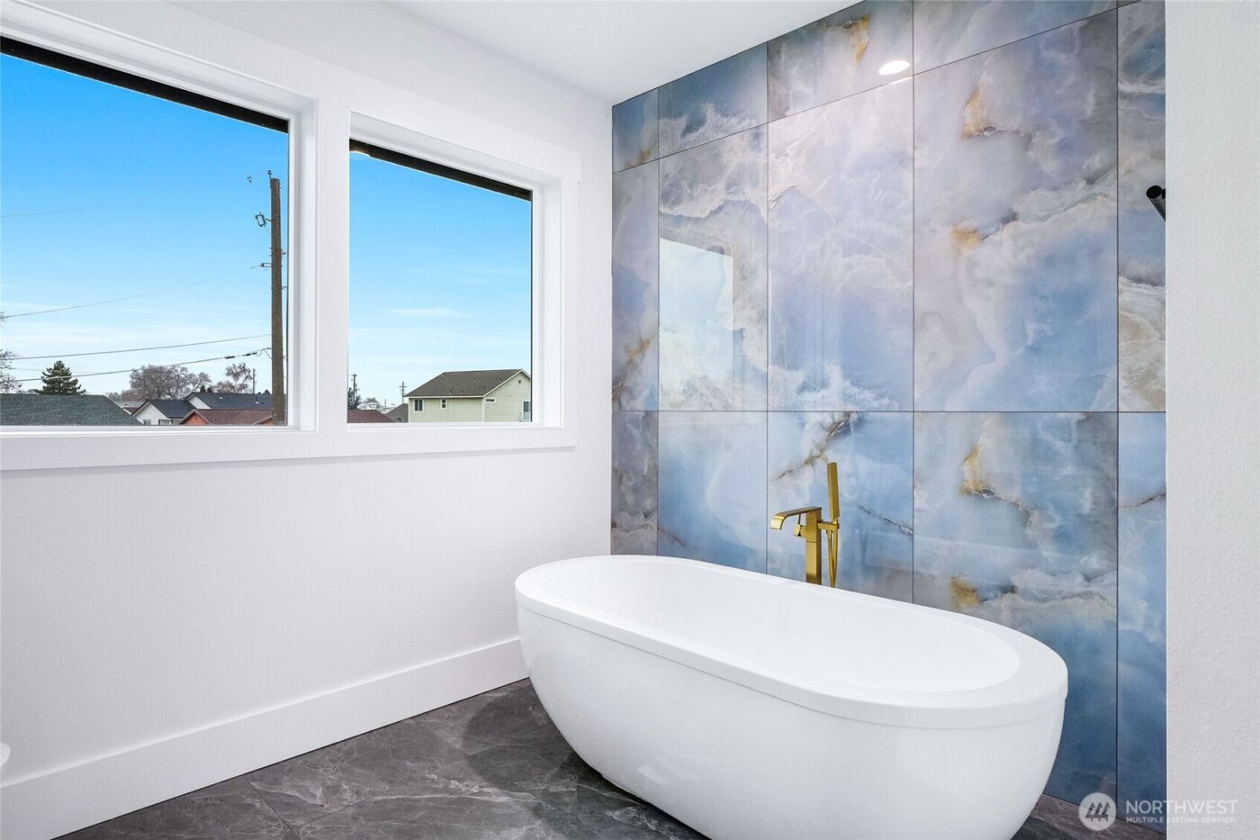 1515 W Lakeside Dr , Moses Lake, WA 98837