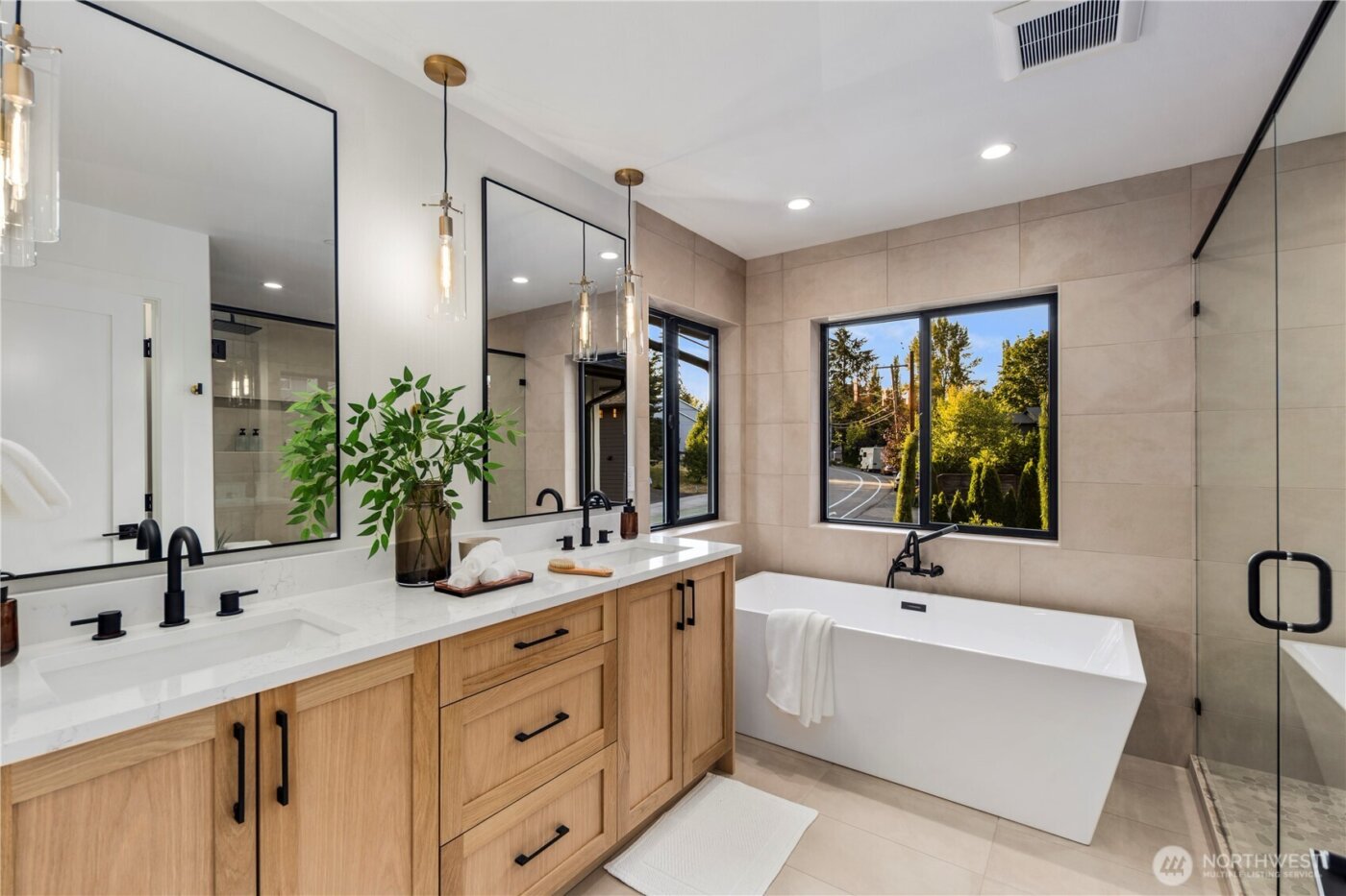 19926 68th Avenue NE, Kenmore, WA 98028