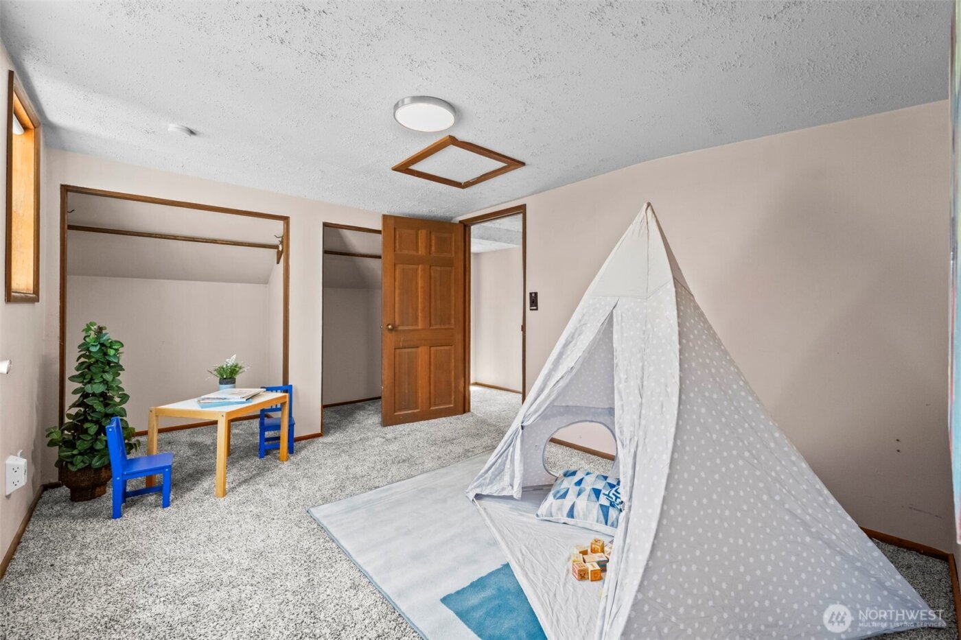 303 Puyallup Street , Steilacoom, WA 98388