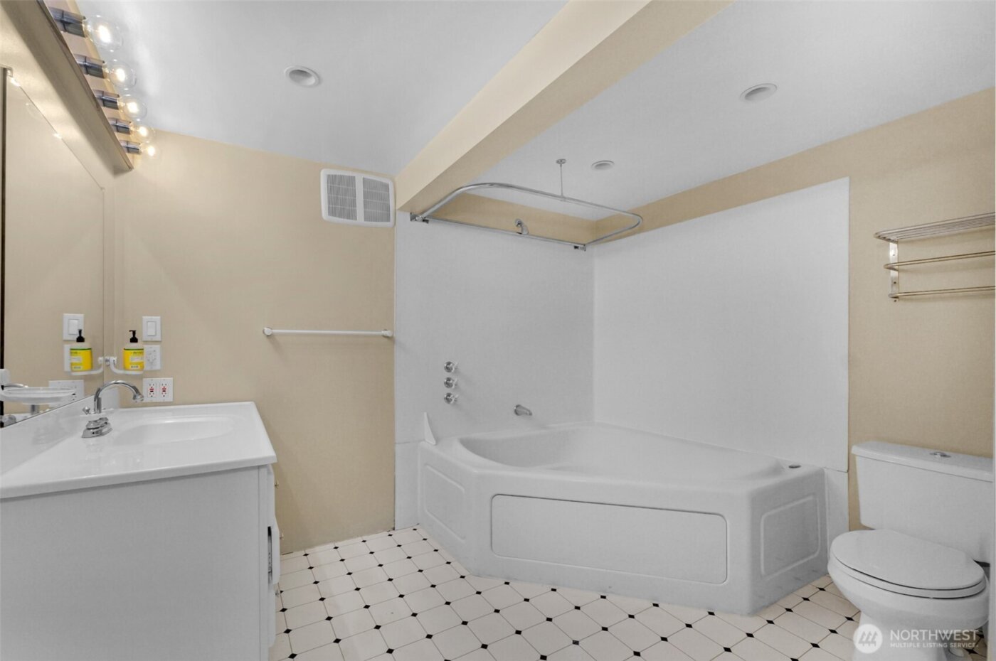 708 Warren Avenue N, Seattle, WA 98109