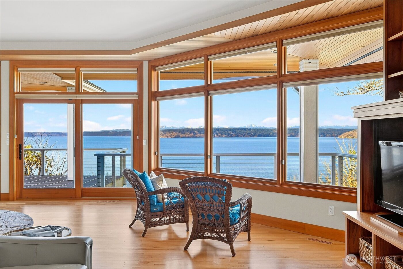 8204 East Side Drive NE, Tacoma, WA 98422