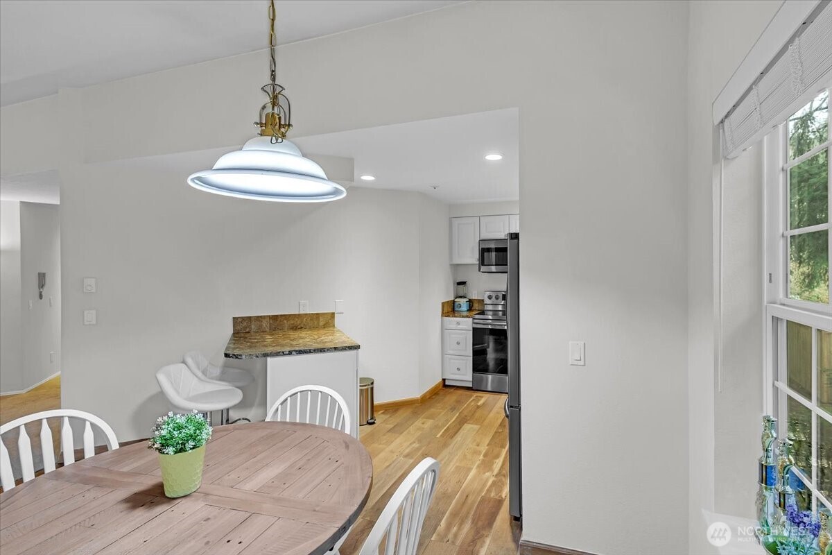 8653 Avondale Rd NE #D208, Redmond, WA 98052