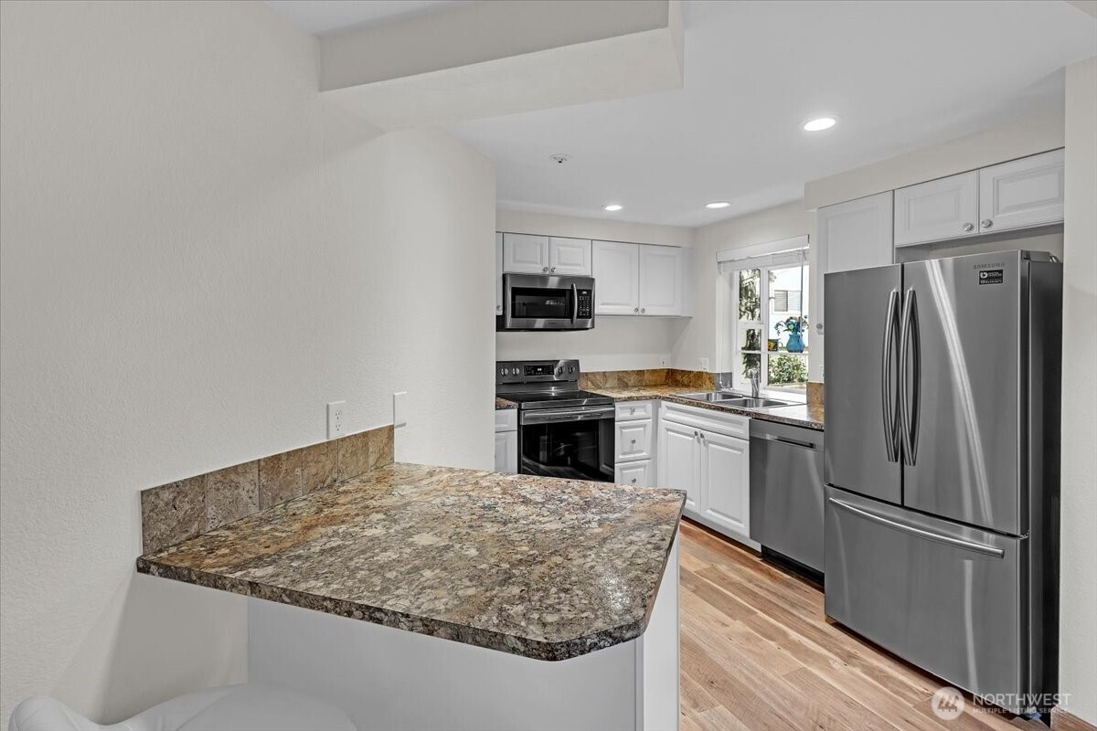 8653 Avondale Rd NE #D208, Redmond, WA 98052