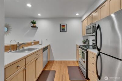 559 McGraw Street #201, Seattle, WA 98109 - Photo 11