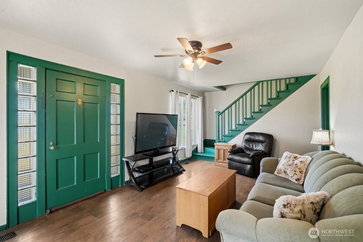 325 3rd Street , Morton, WA 98356