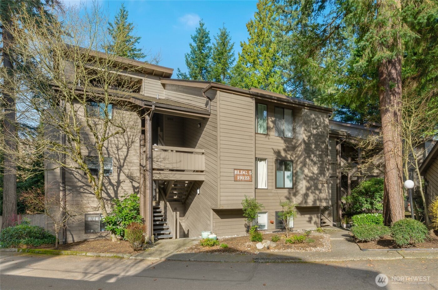 19123 Ballinger Way NE #102, Lake Forest Park, WA 98155-2448
