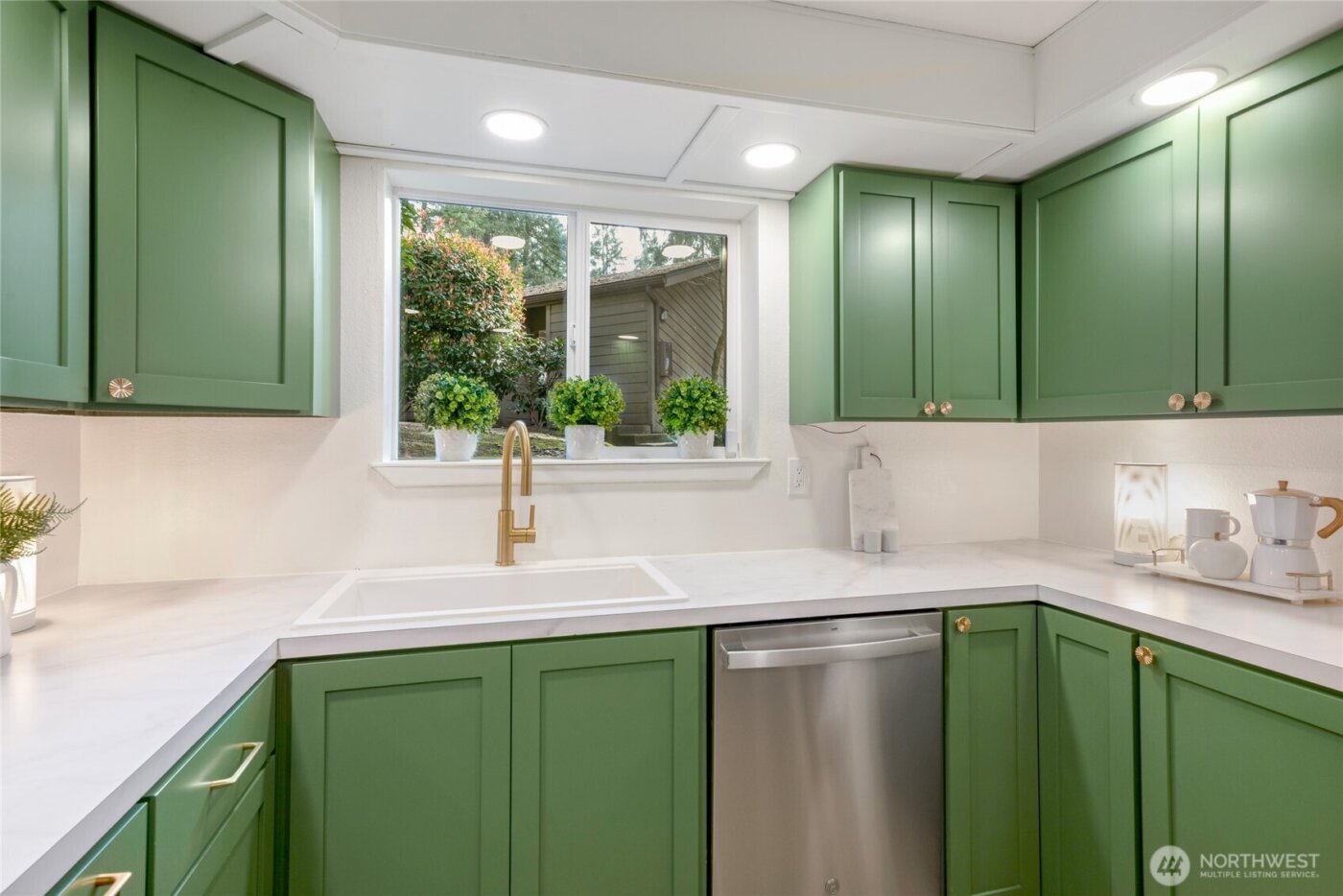 19123 Ballinger Way NE #102, Lake Forest Park, WA 98155-2448