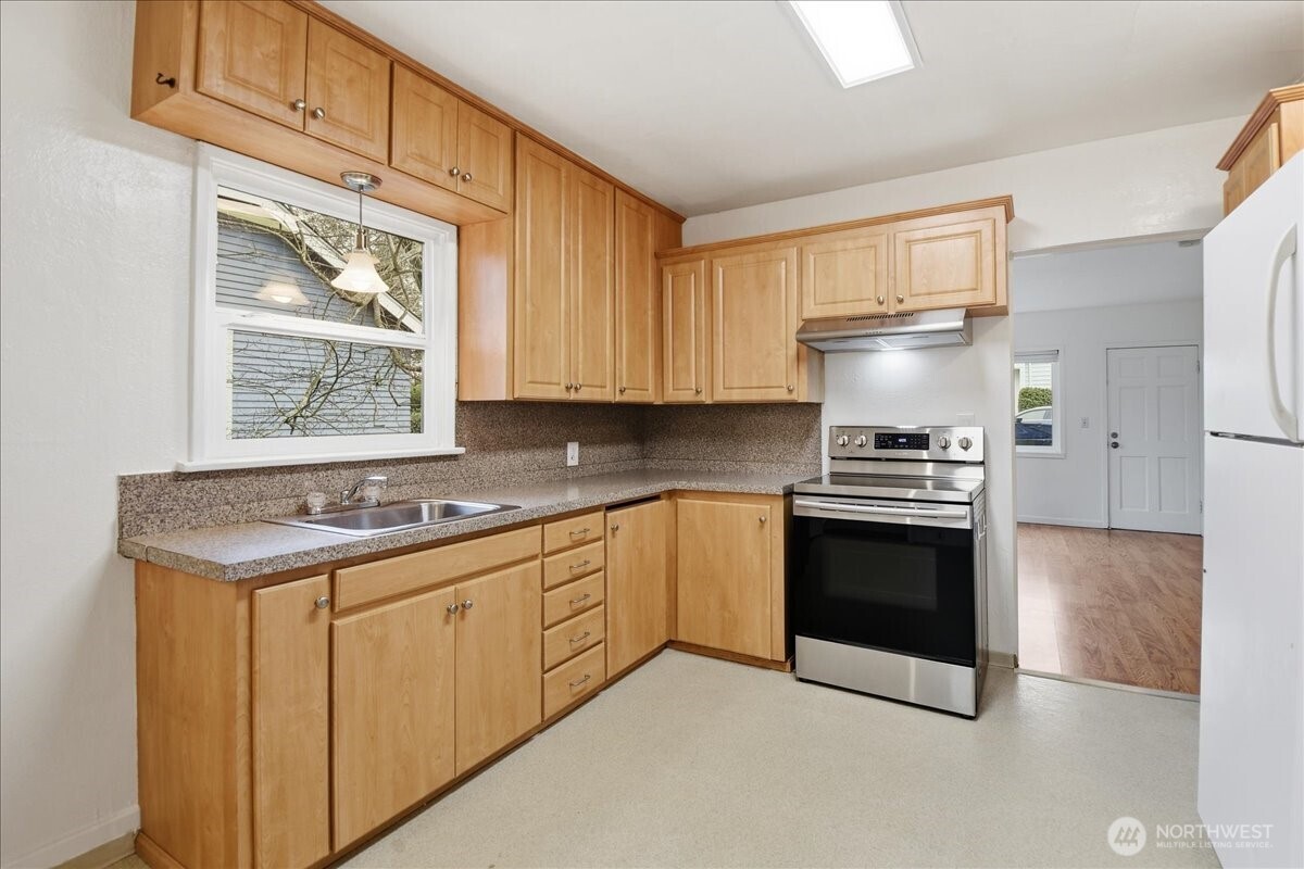 8553 Dayton Avenue N, Seattle, WA 98103