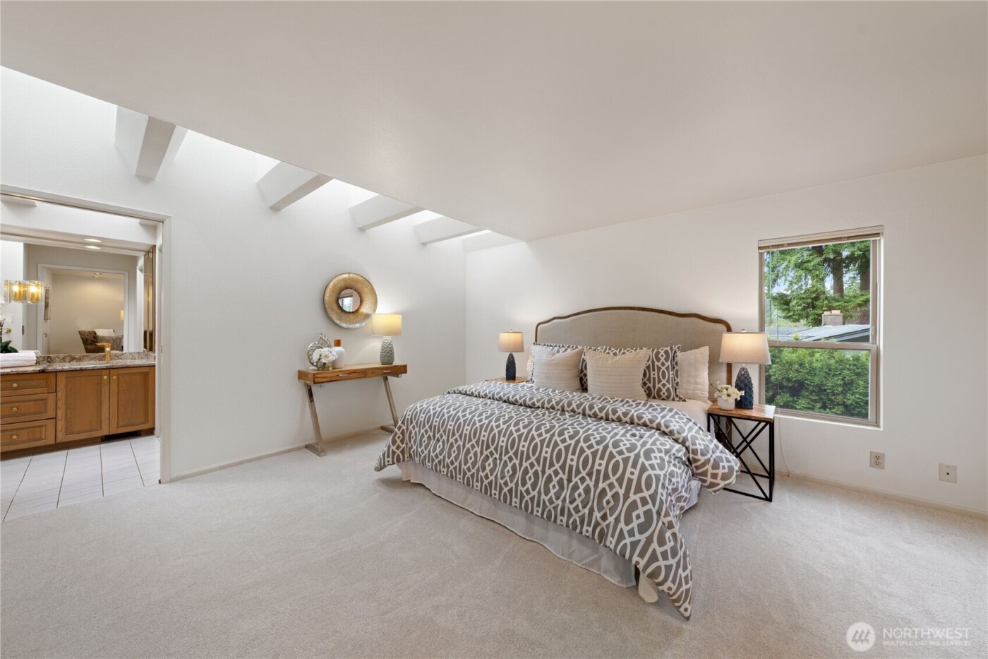 15018 NE 10th Place , Bellevue, WA 98007