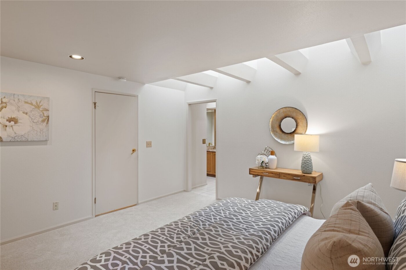 15018 NE 10th Place , Bellevue, WA 98007