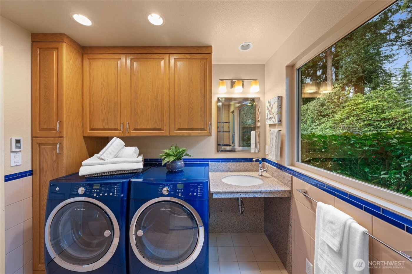 15018 NE 10th Place , Bellevue, WA 98007