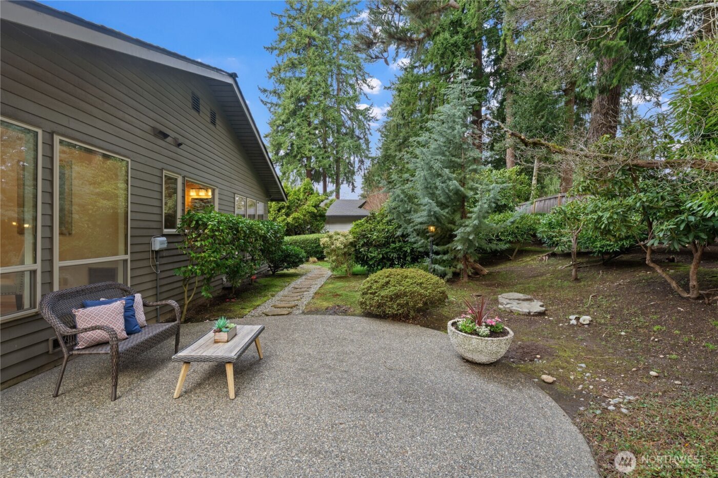 15018 NE 10th Place , Bellevue, WA 98007