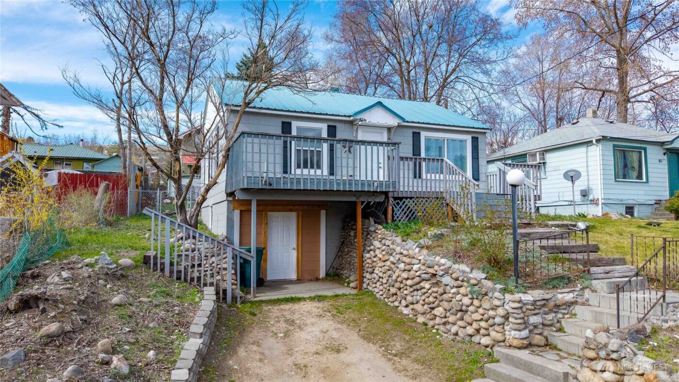 647 3rd Avenue , Okanogan, WA 98840