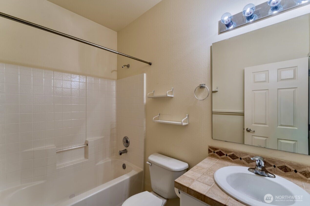 960 Lynnwood Court SE #1027, Renton, WA 98058-9384