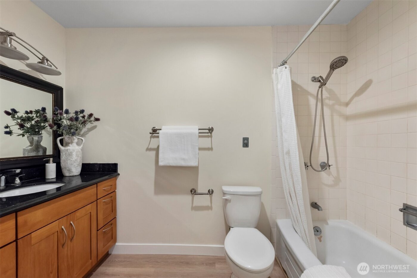 500 W Olympic Place #203, Seattle, WA 98119