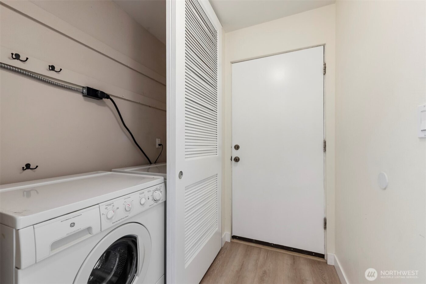 500 W Olympic Place #203, Seattle, WA 98119