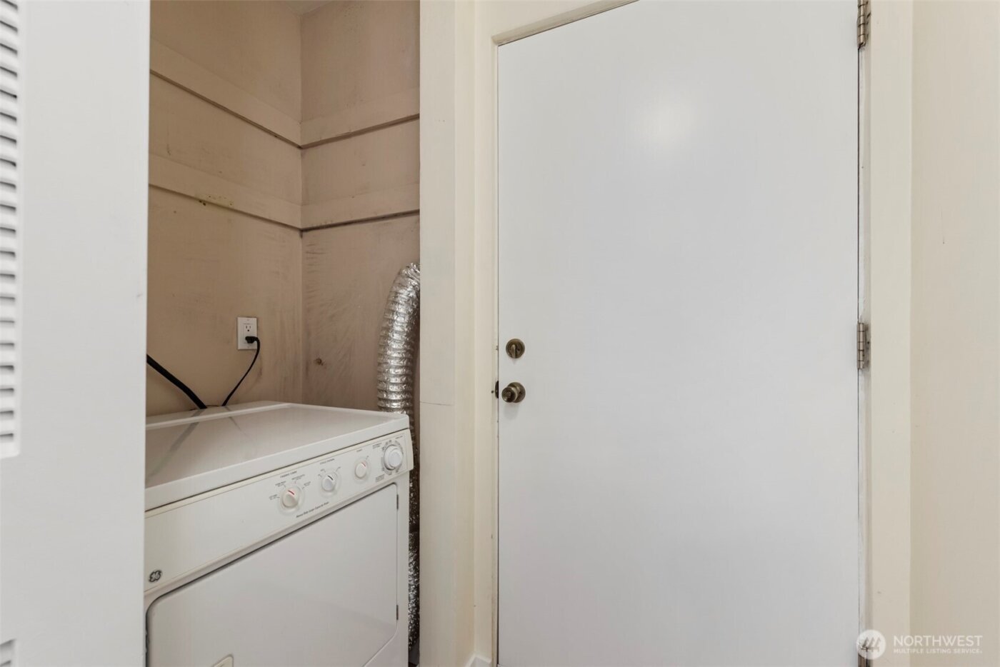 500 W Olympic Place #203, Seattle, WA 98119