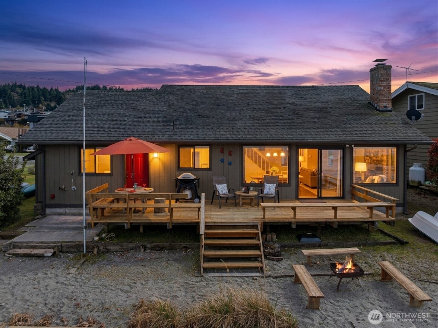 8208 Sandy Hook Drive , Clinton, WA 98236