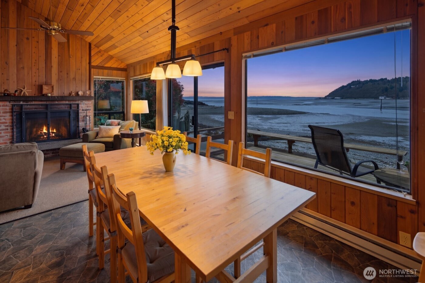 8208 Sandy Hook Drive , Clinton, WA 98236