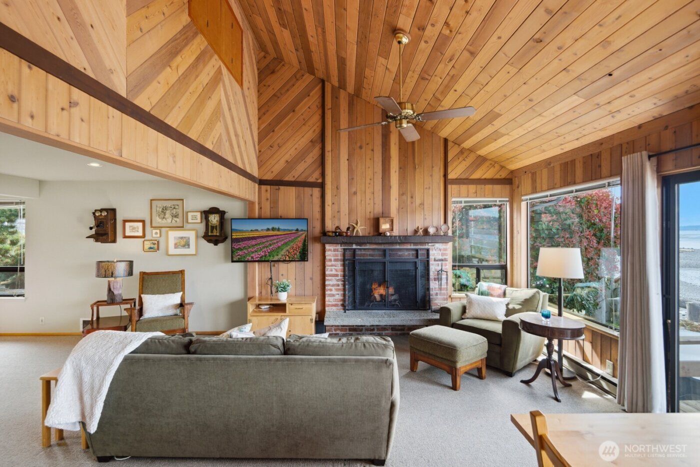 8208 Sandy Hook Drive , Clinton, WA 98236