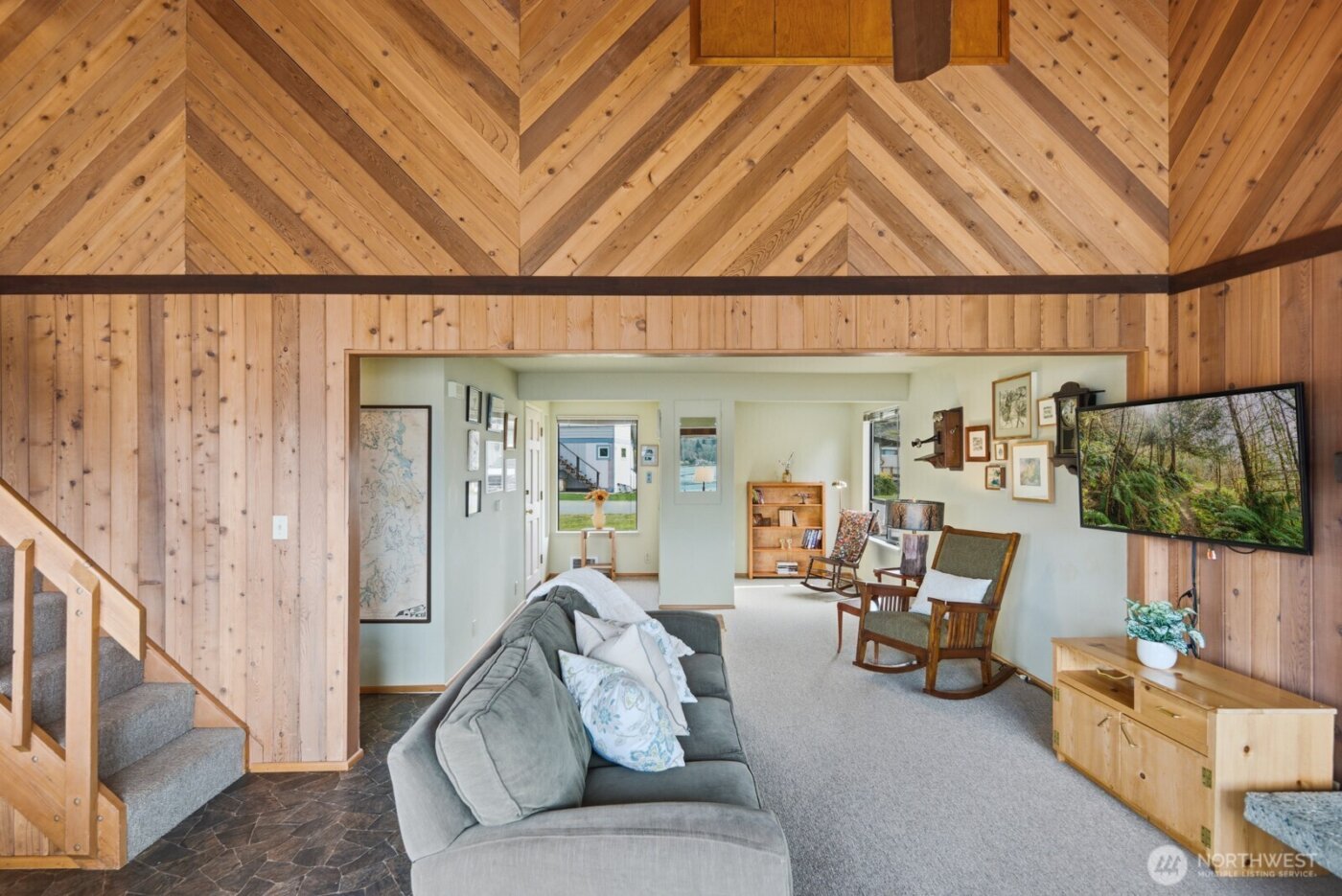 8208 Sandy Hook Drive , Clinton, WA 98236