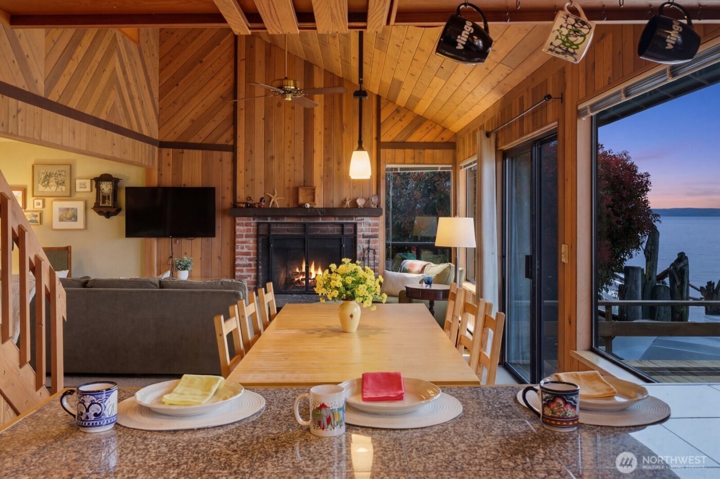 8208 Sandy Hook Drive , Clinton, WA 98236