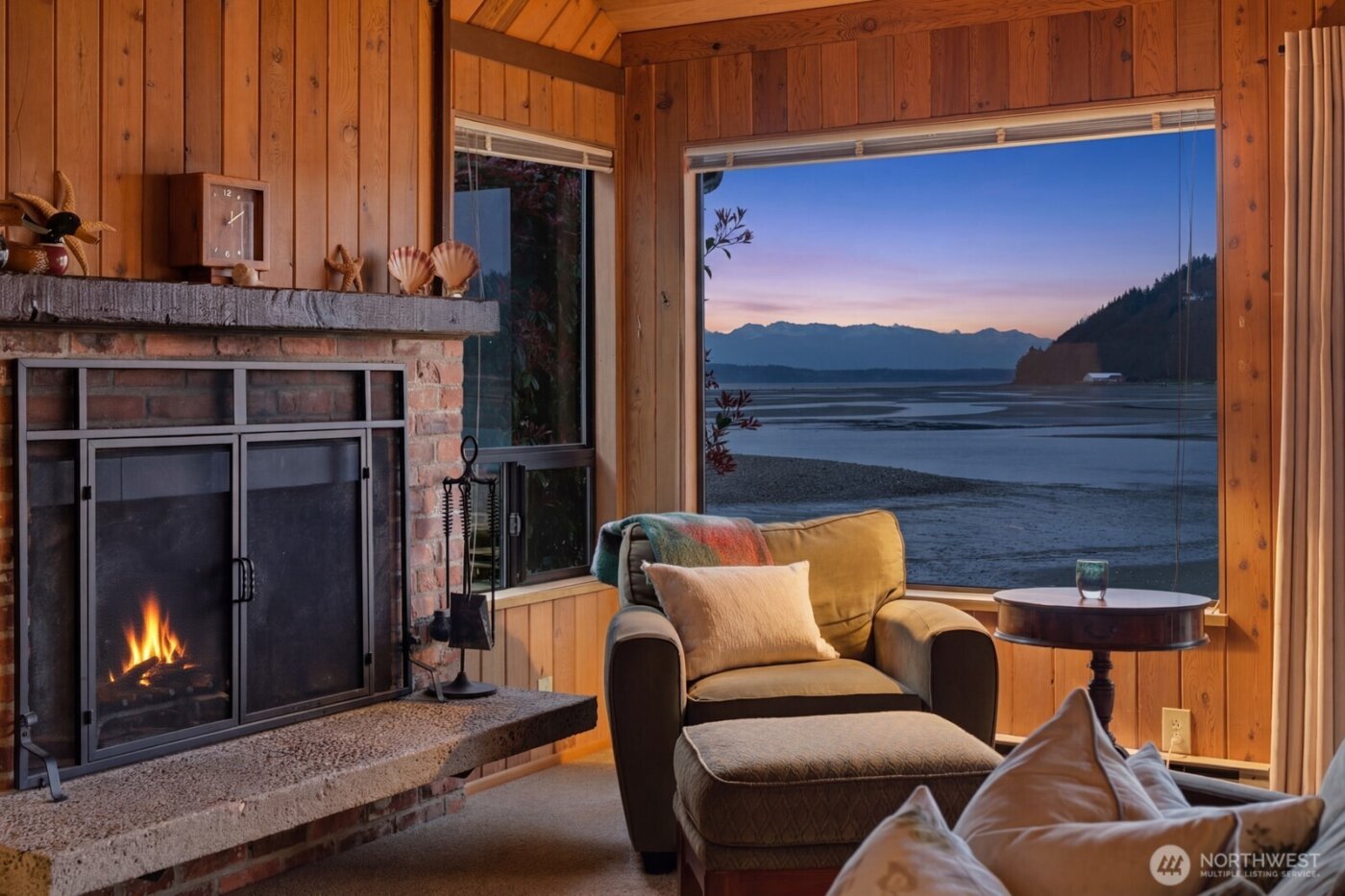 8208 Sandy Hook Drive , Clinton, WA 98236