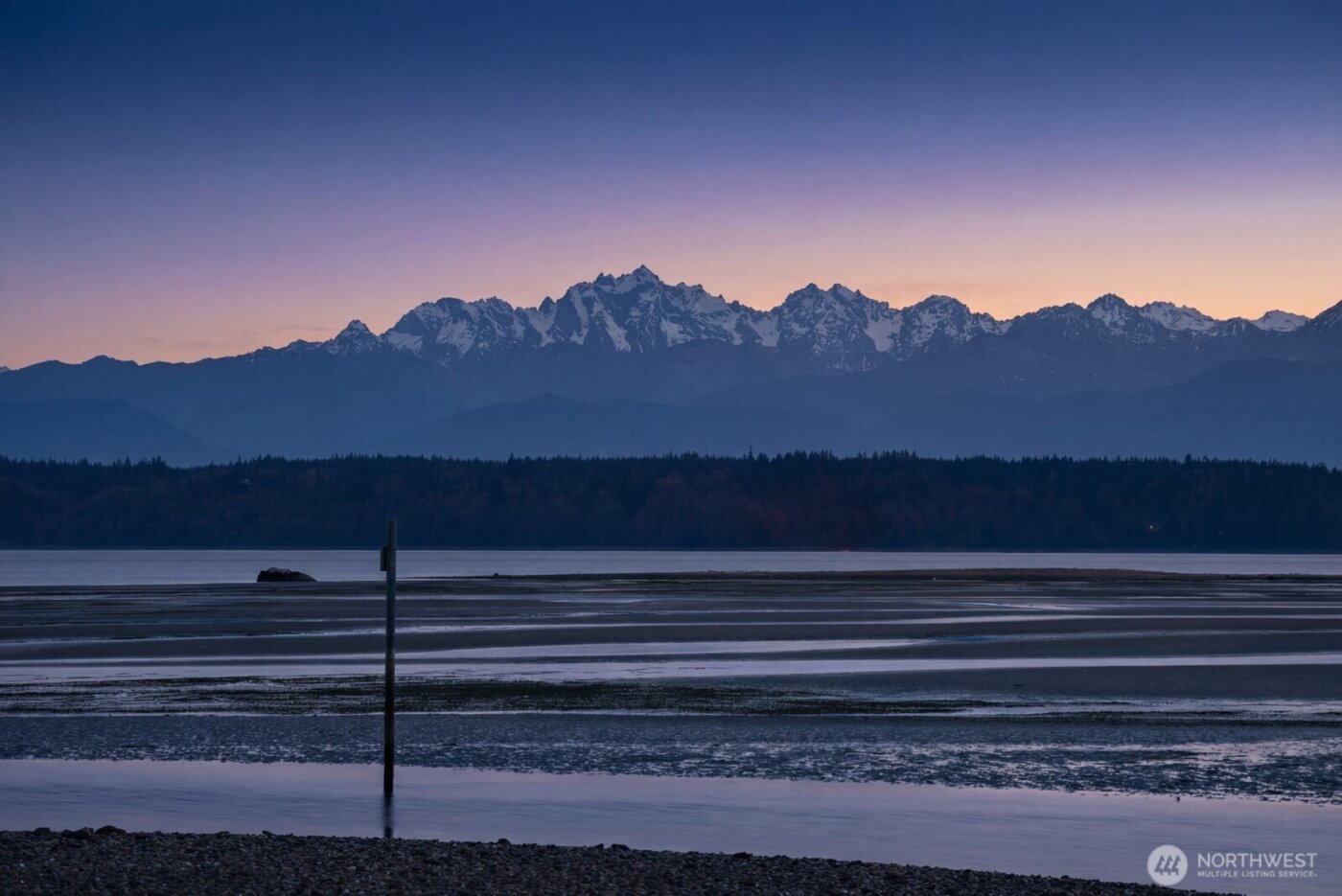 8208 Sandy Hook Drive , Clinton, WA 98236