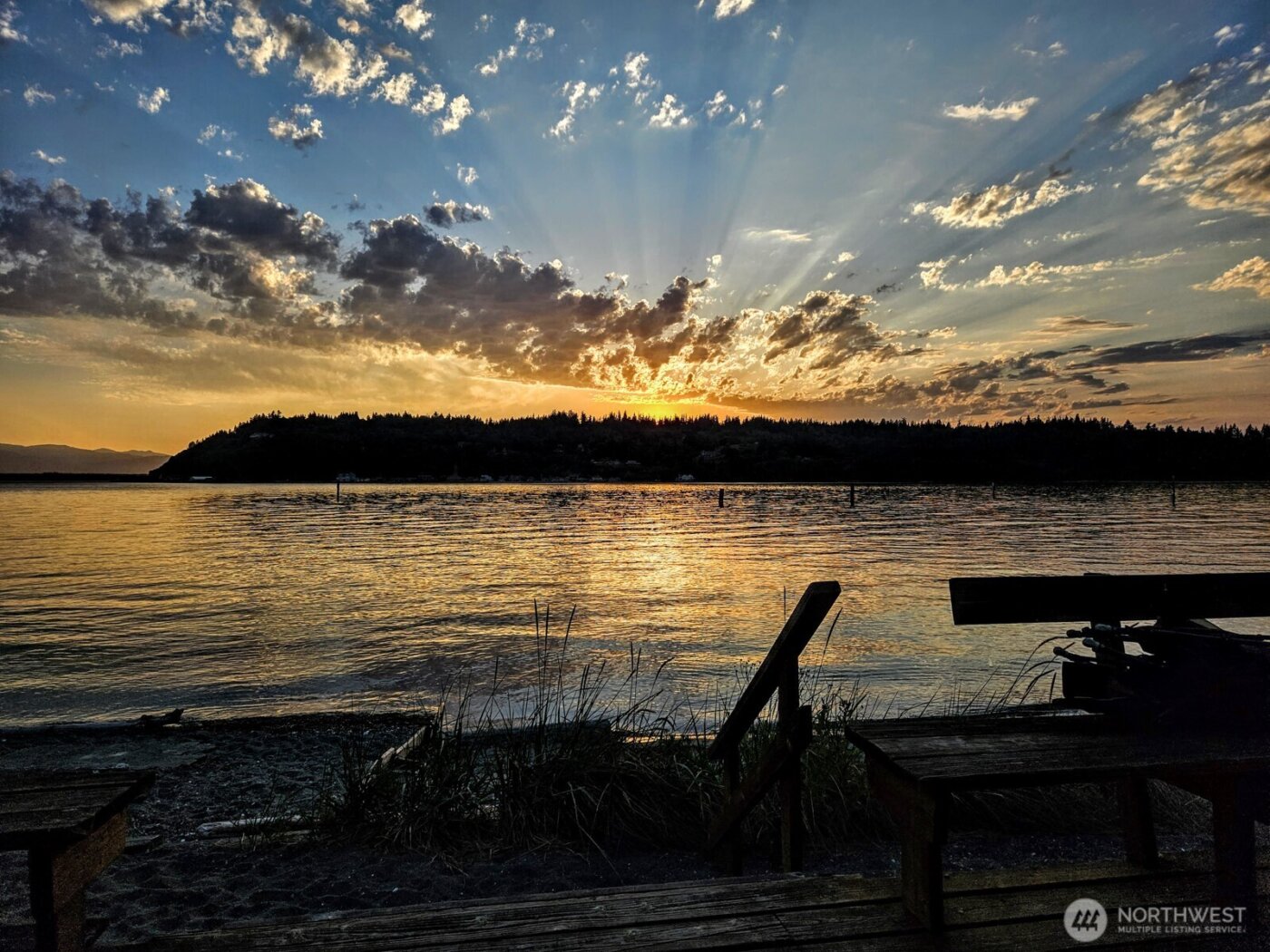 8208 Sandy Hook Drive , Clinton, WA 98236