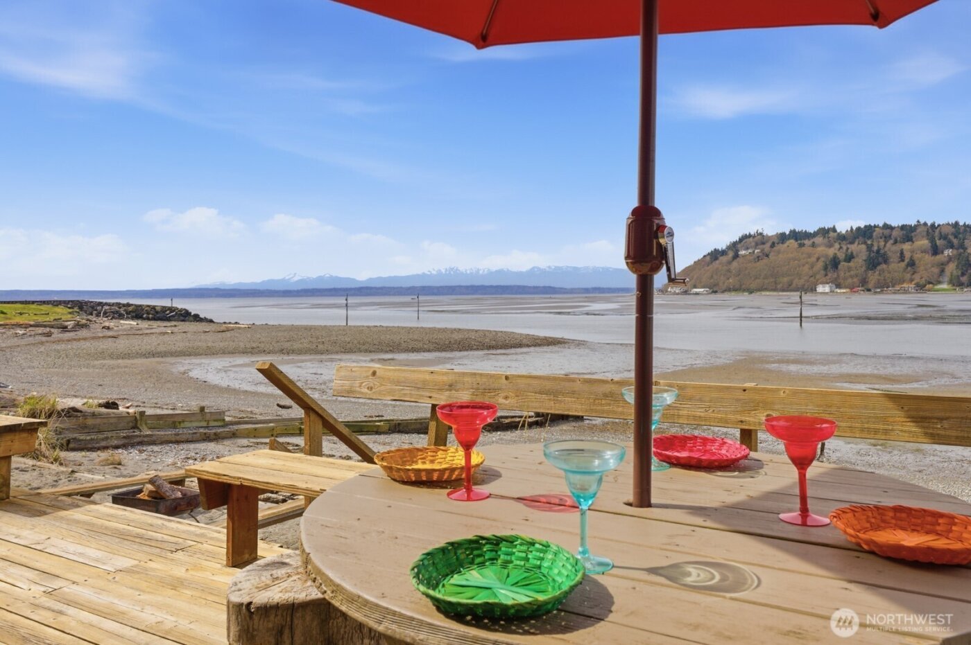 8208 Sandy Hook Drive , Clinton, WA 98236