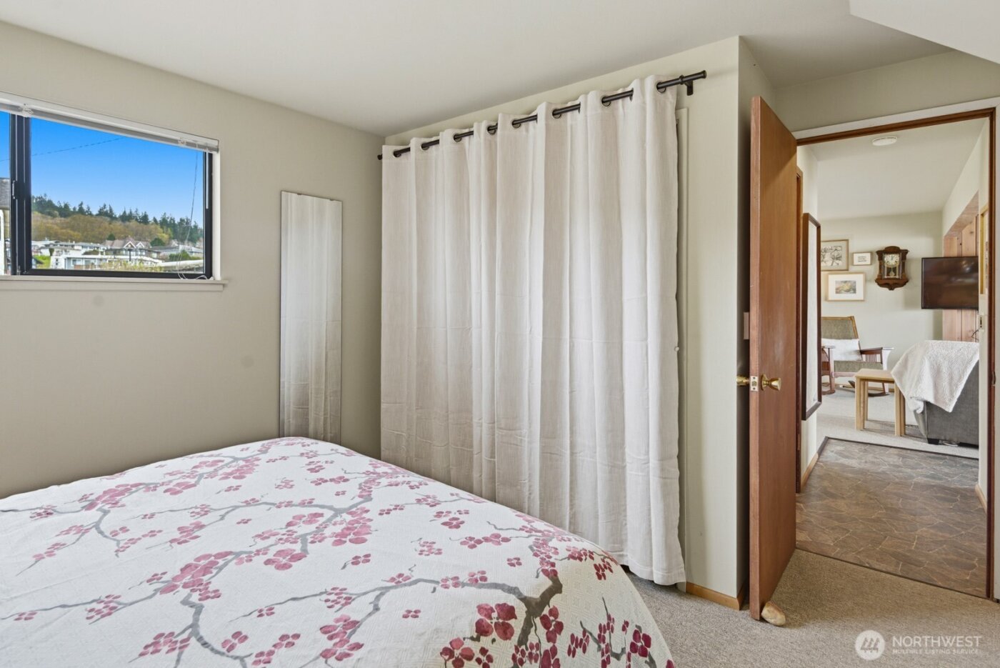 8208 Sandy Hook Drive , Clinton, WA 98236