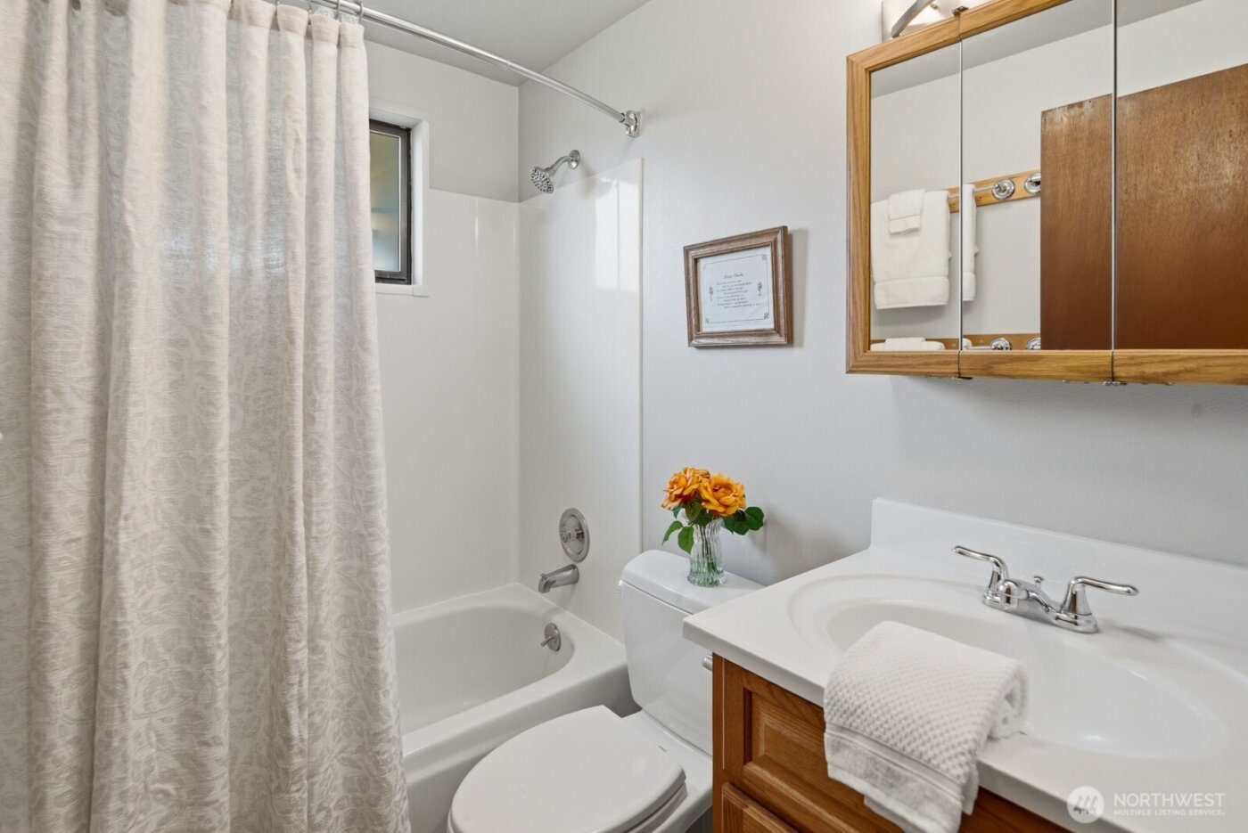 8208 Sandy Hook Drive , Clinton, WA 98236