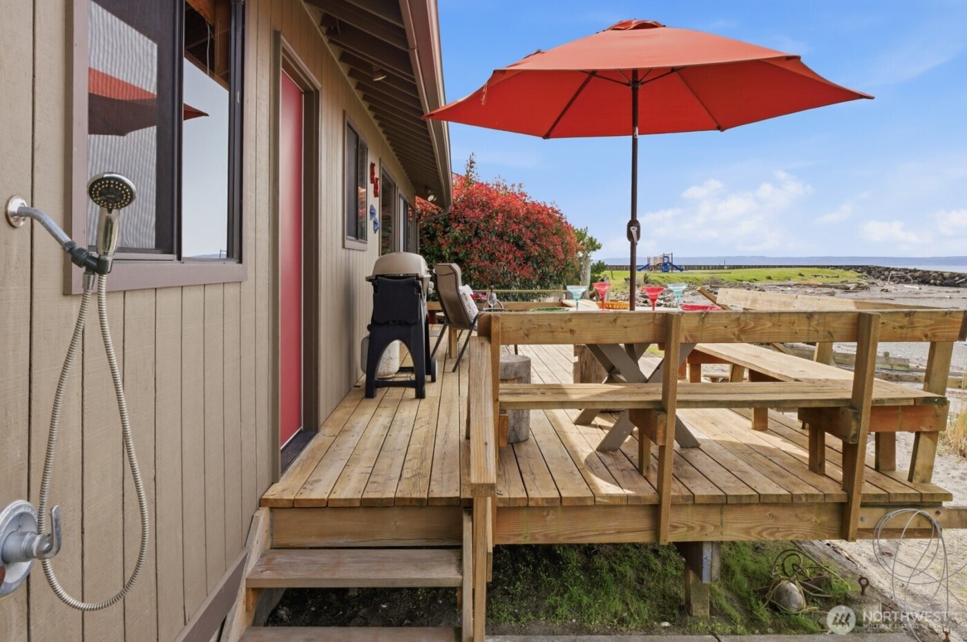 8208 Sandy Hook Drive , Clinton, WA 98236