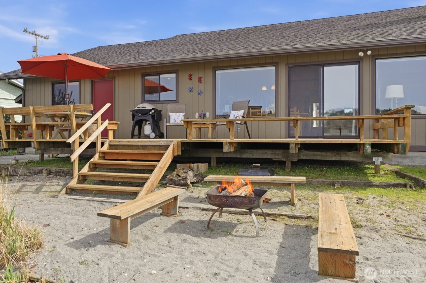 8208 Sandy Hook Drive , Clinton, WA 98236