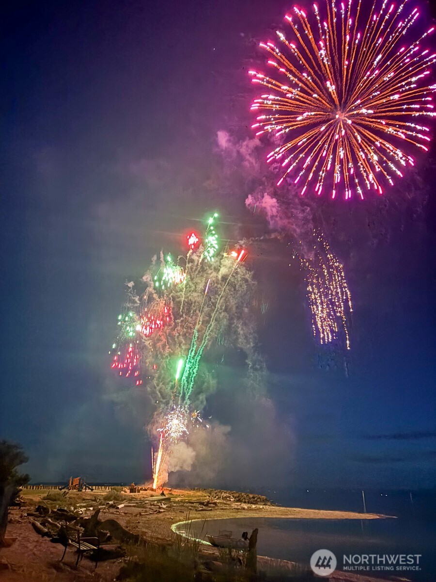 8208 Sandy Hook Drive , Clinton, WA 98236