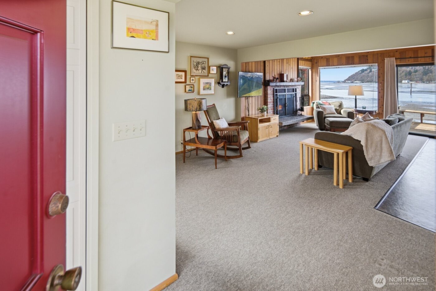 8208 Sandy Hook Drive , Clinton, WA 98236