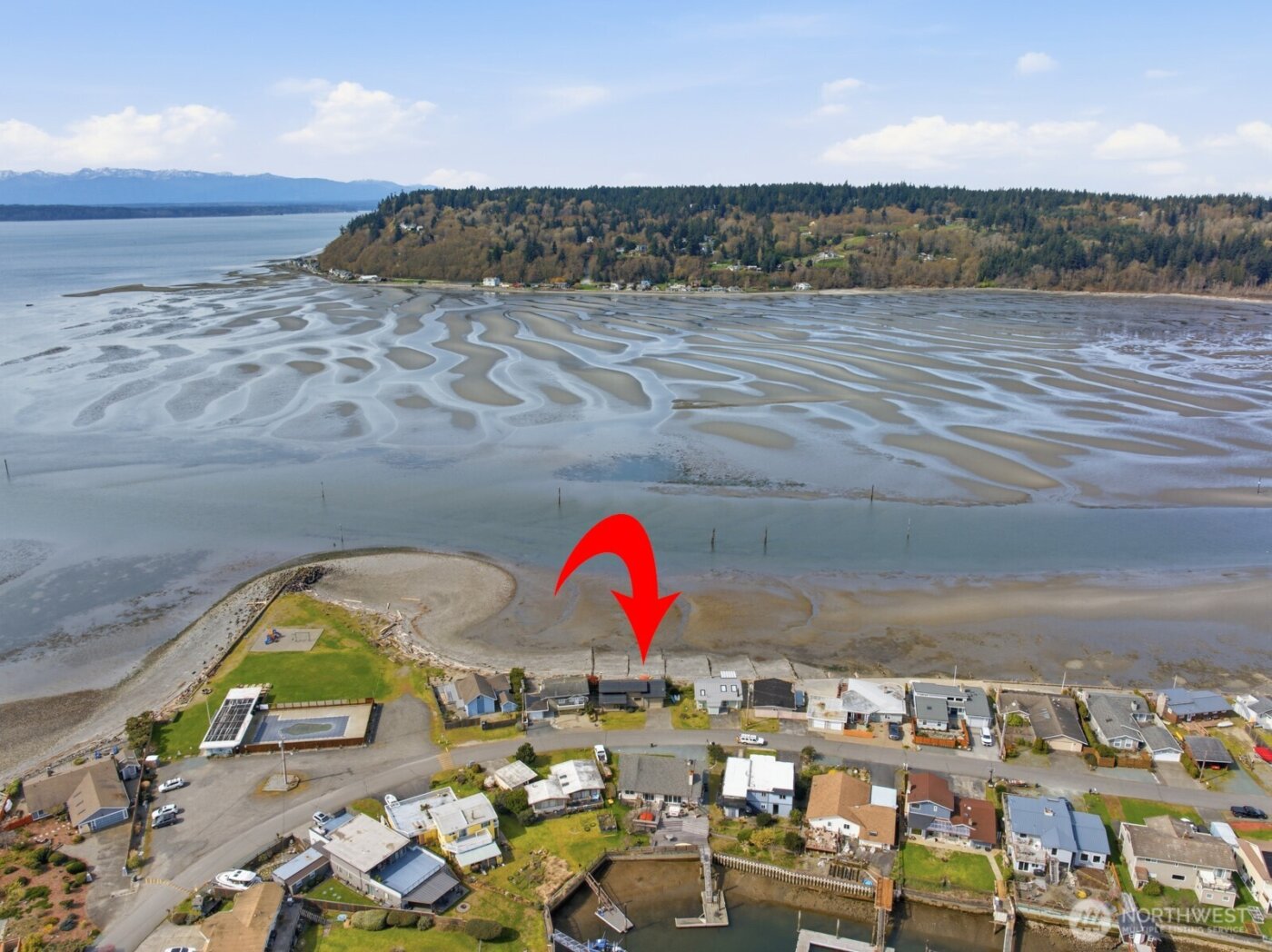 8208 Sandy Hook Drive , Clinton, WA 98236