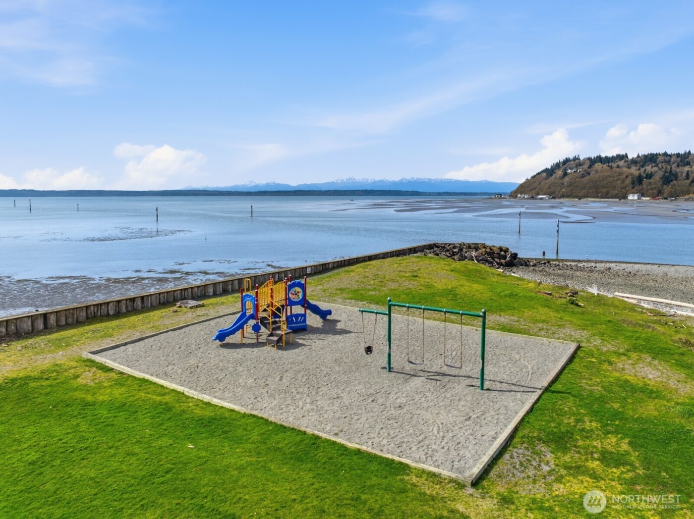 8208 Sandy Hook Drive , Clinton, WA 98236