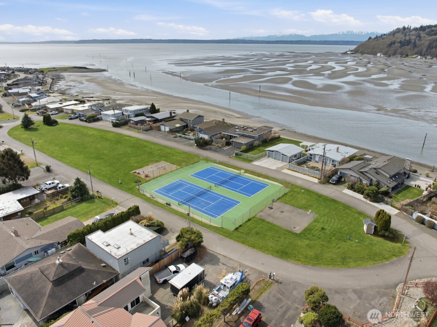 8208 Sandy Hook Drive , Clinton, WA 98236