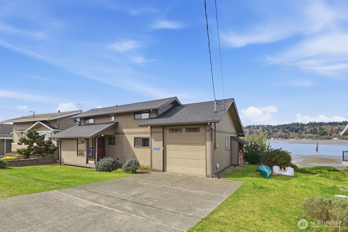 8208 Sandy Hook Drive , Clinton, WA 98236