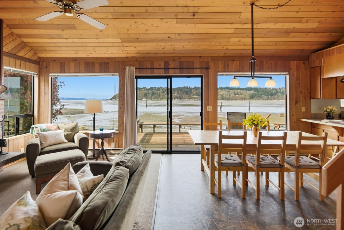 8208 Sandy Hook Drive , Clinton, WA 98236