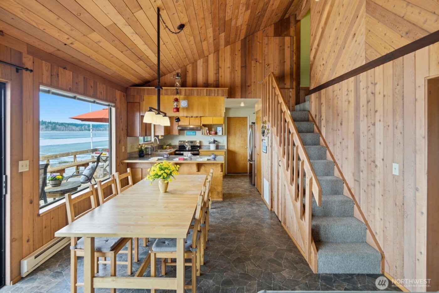 8208 Sandy Hook Drive , Clinton, WA 98236