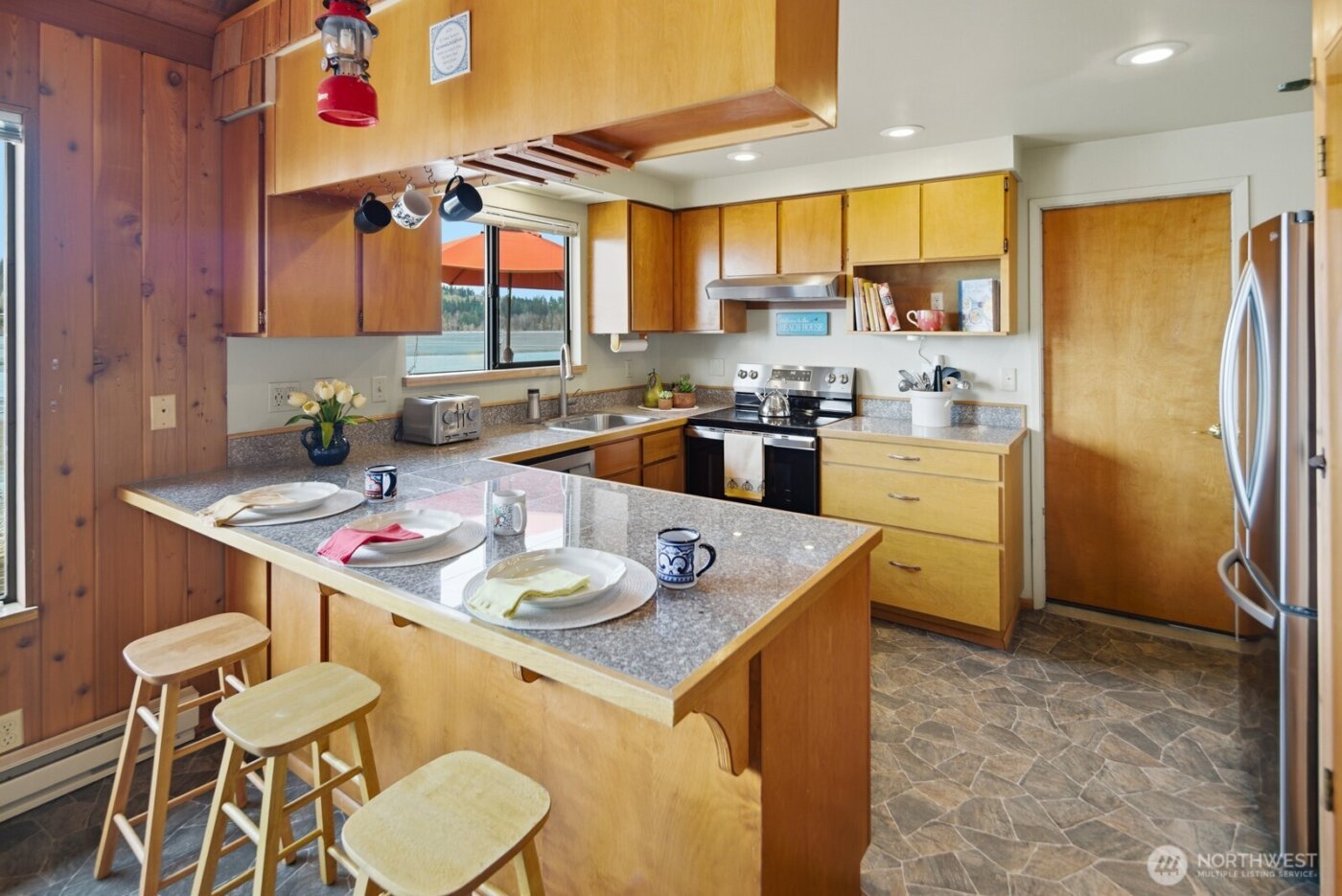 8208 Sandy Hook Drive , Clinton, WA 98236