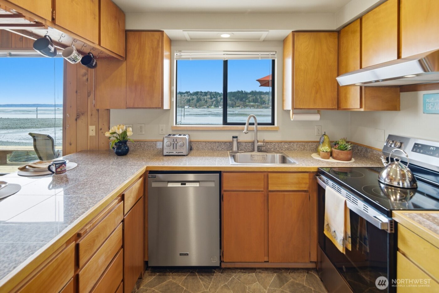 8208 Sandy Hook Drive , Clinton, WA 98236