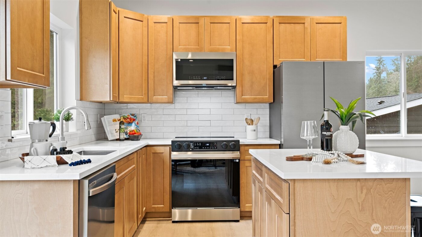 21855 Wavecrest Avenue NE, Poulsbo, WA 98370