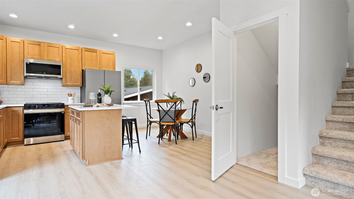 21855 Wavecrest Avenue NE, Poulsbo, WA 98370