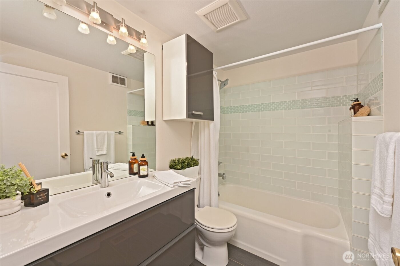 2849 36th Avenue W, Seattle, WA 98199