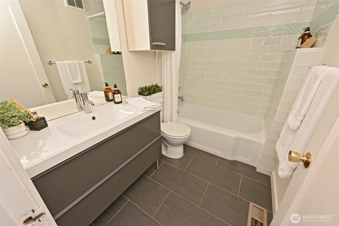 2849 36th Avenue W, Seattle, WA 98199